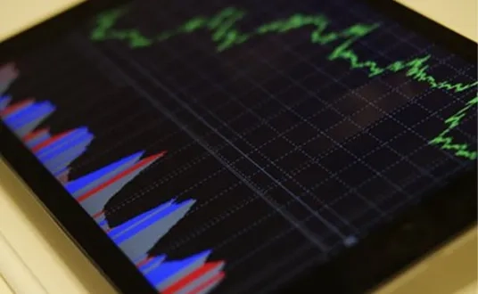 Tablet mit Kurvendiagramm als Symbolbild für Wealth & Asset Management.